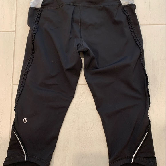 Like New! Lululemon Cropped Leggings. Women’s Size 6. - Picture 3 of 7